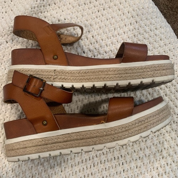 Mia Women’s Kiera Low Platform Espadrille Sandals w/Tortoise Buckle; Size 9 - Picture 3 of 7
